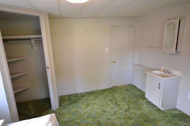 Building Photo - 566 SW Paiute St