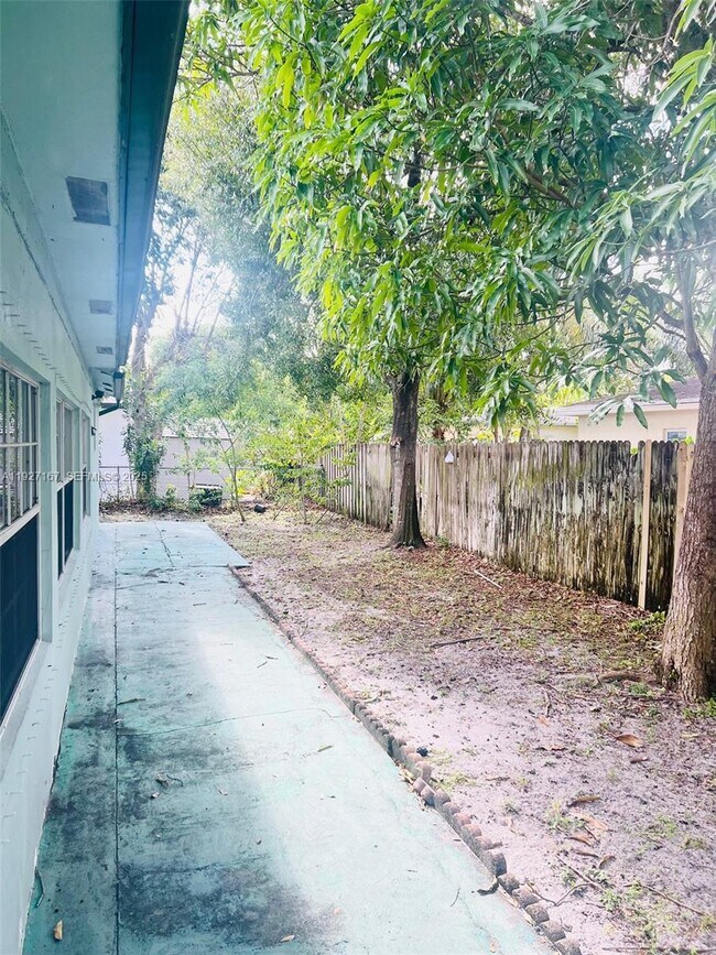 Building Photo - 850 SW 50th Terrace