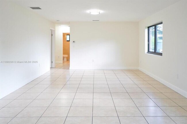 Building Photo - 3 bedroom in Miami FL 33142