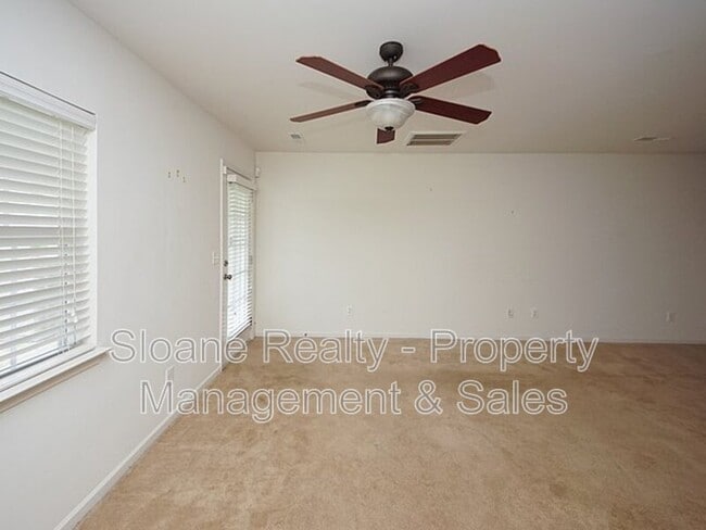 Building Photo - 572 Truman Dr
