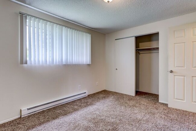 Building Photo - Remoduled 2x1 unit available Dec 1st!!