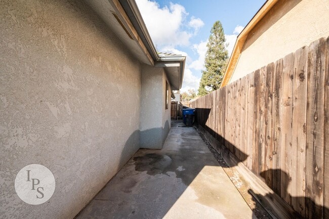 Building Photo - North West Fresno Home, 3BR/2BA, 1878sf, NEW CARPET - Lots of Amenities!