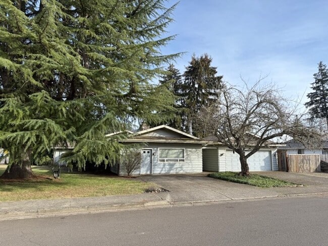 Building Photo - Amazing Freshly Updated Four Bedroom Two Bath Home In Amazing Lebanon Location!