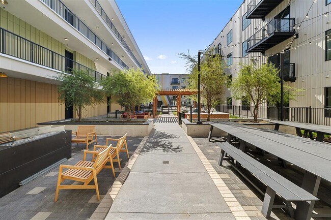 Building Photo - 4315 S Congress Ave