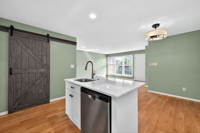 Building Photo - Beautiful 2 Bedroom, 1 Bathroom Condo In W...