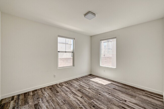 Building Photo - Exquisite Townhome - Life of luxury