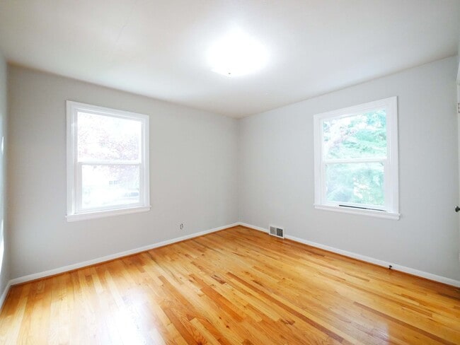 Building Photo - 5 BED & 2.5 BATH SINGLE FAMILY HOUSE FOR RENT