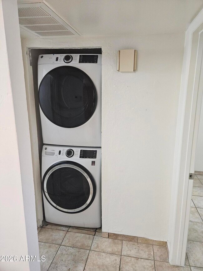 Building Photo - 703 W Rose Ln