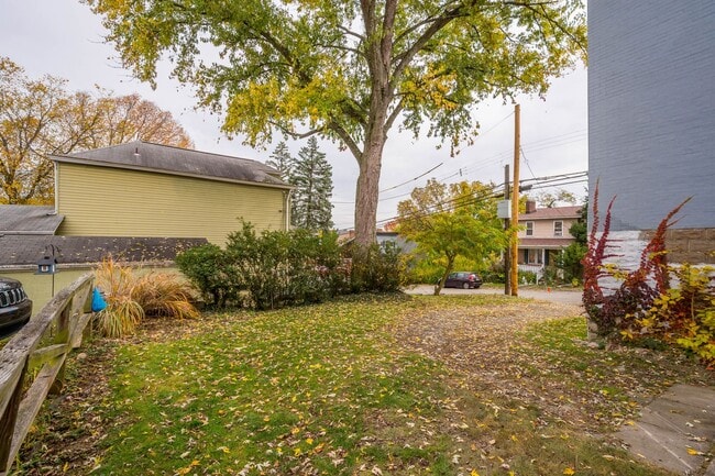 Building Photo - Beautiful 3 bedroom home in Crafton Heights available May 1!