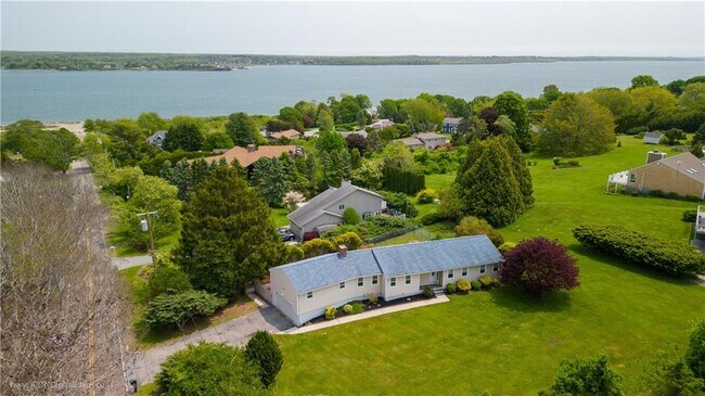 Building Photo - 501 Sandy Point Ave