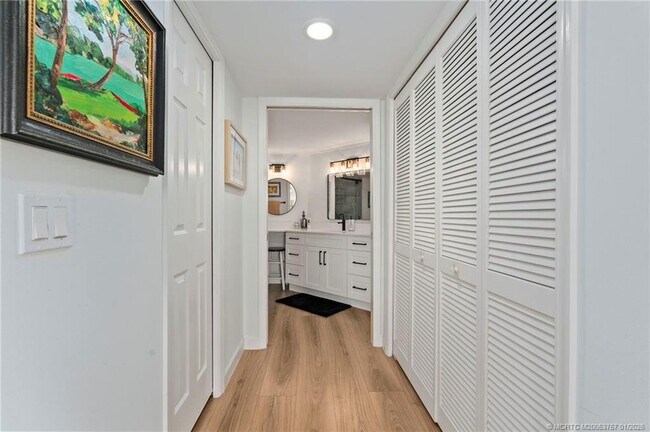 Building Photo - 625 NW North River Dr