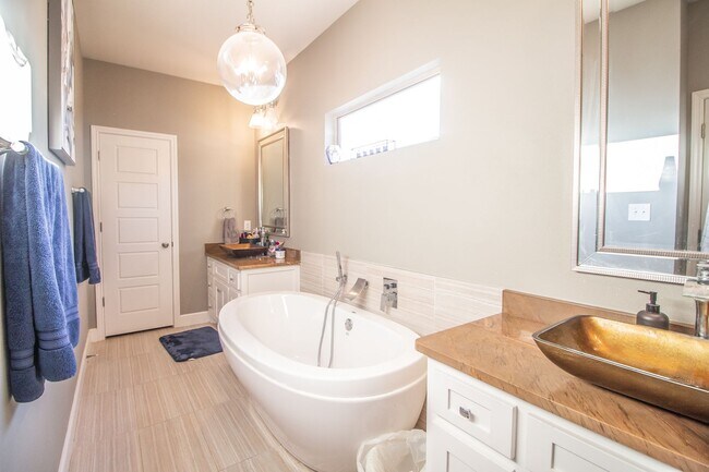 Building Photo - Pre-leasing for Fall!! 3/2/2 Luxury Home i...