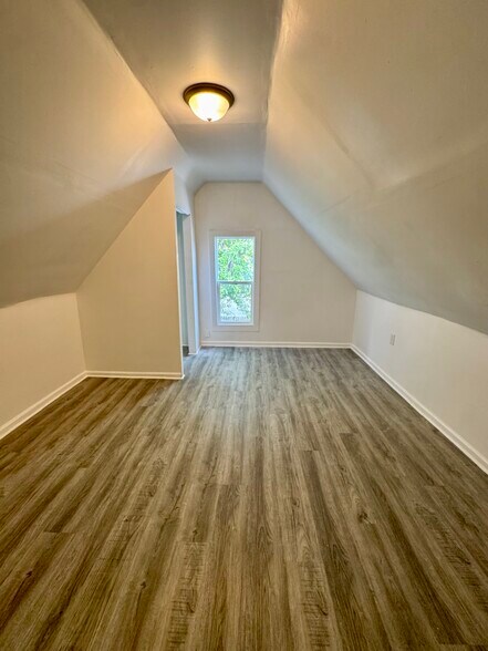 Building Photo - 619 13th Ave