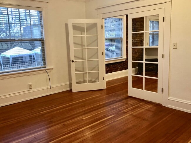 Building Photo - Cozy Nob Hill 1bd - Walk Everywhere! Gas Fireplace, Bonus Storage, Most Utilities Included!