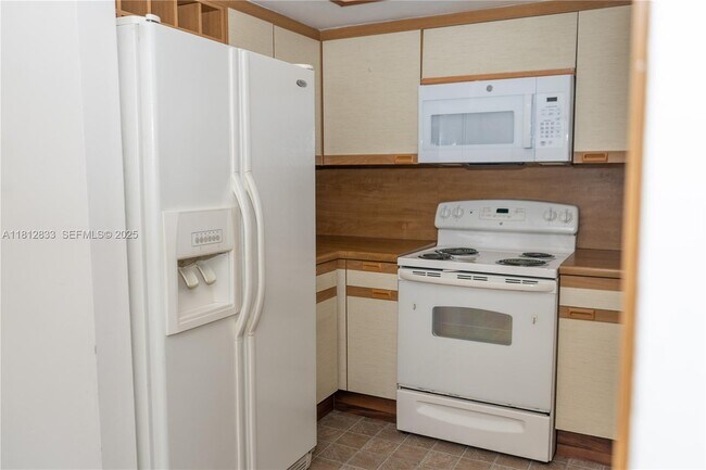 Building Photo - 9140 SW 123rd Ct