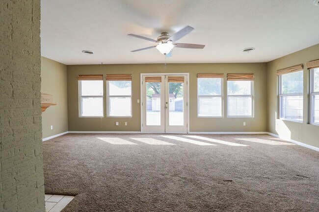 Building Photo - 2 Bed | 3 Bath with In-Ground Pool in Cent...