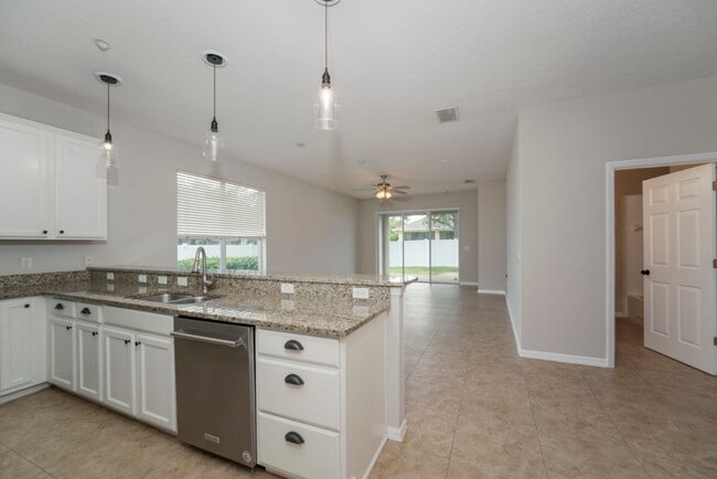 Building Photo - Cute and Spacious 3/2 House w/Bonus Room i...
