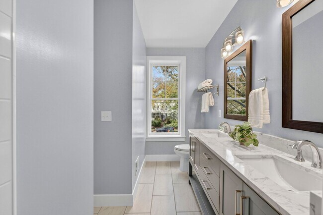 Building Photo - Renovated Hill East 3BR Near Metro + Parking