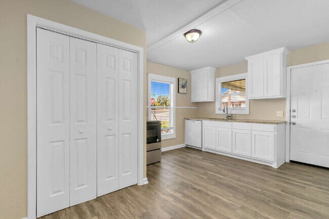 Building Photo - Cozy 2 Bedroom 1 Bath Duplex in Cleburne TX. 50% off One Month’s Rent!