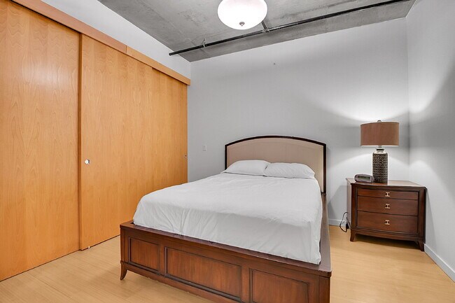 Building Photo - $1,850, 1 bed, 1.5 bath located in Denver ...