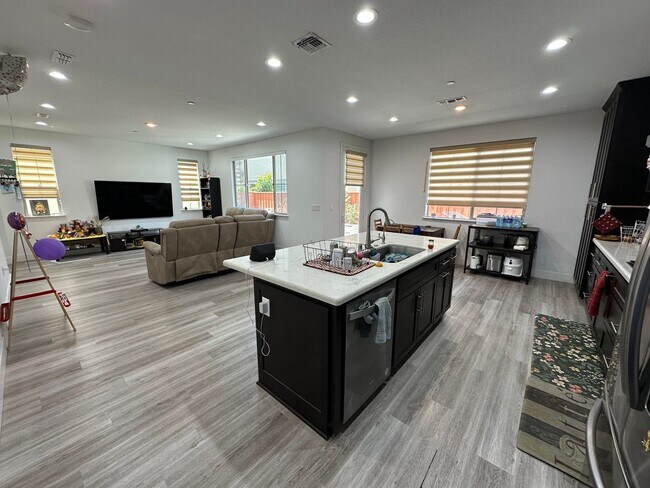 Building Photo - Beautiful 3 Bedroom, 2.5 Bath Mountain House Home.