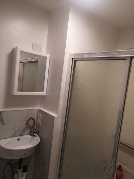 Building Photo - 517 E Morton St