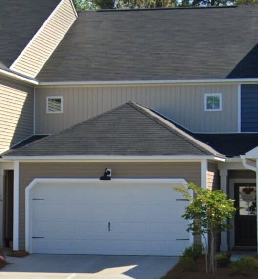 Building Photo - Conveniently located 3 bedroom, 2.5 bathroom townhome in The Commons subdivision