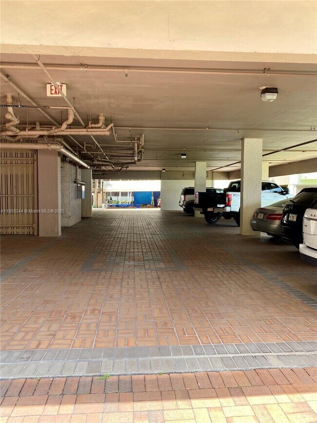 Building Photo - 1632 S Bayshore Ct