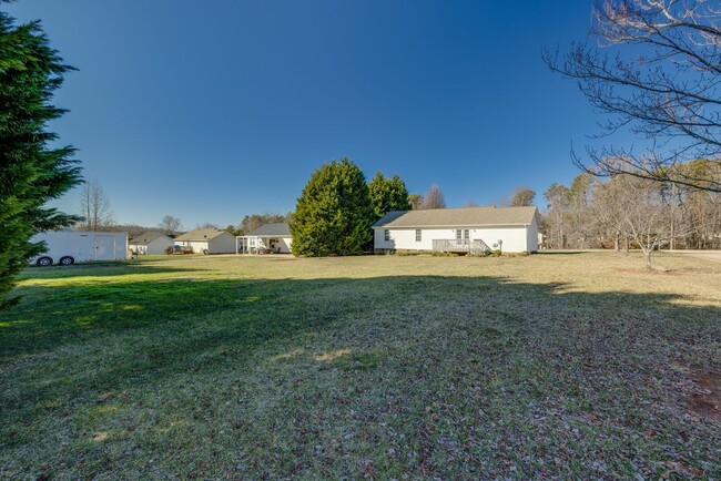Building Photo - Nicely updated and well-maintained 3 bedro...