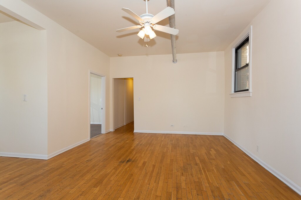 Building Photo - 2418 N Sawyer Ave