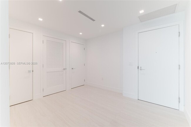 Building Photo - 2411 Laguna Cir