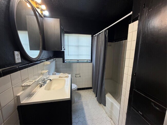 Building Photo - 511 Bowser St