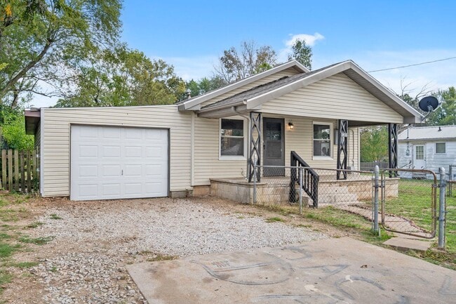 Building Photo - Charming and remodeled 2 Bed | 1 Bath Home...