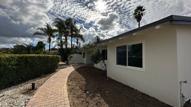Building Photo - Remodeled 3 bd in Vista with large garage