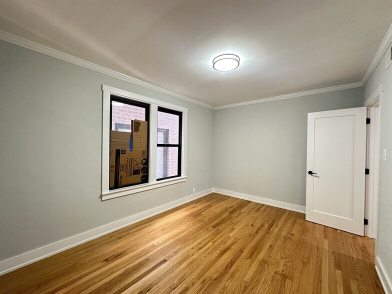 Building Photo - 3729 N Kenmore Ave