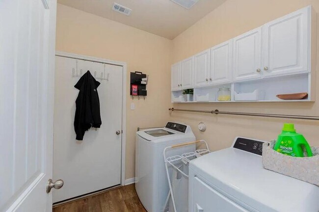 Building Photo - 652 Donegal Ln