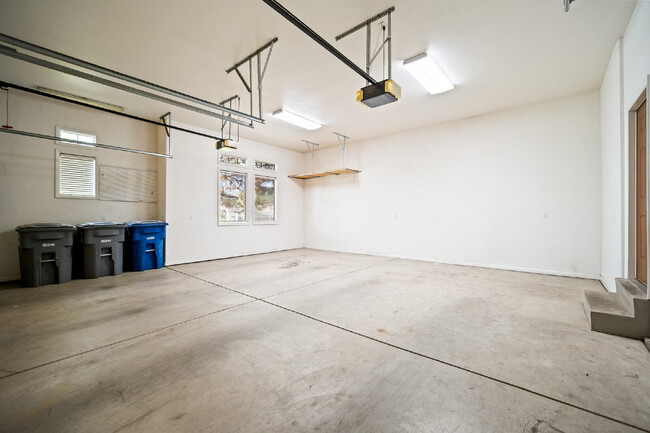 Building Photo - "Spacious 4-Bedroom, 4.5 Bathroom 4792 sq. ft. Retreat with Scenic Views and Cozy Fireplace in St...