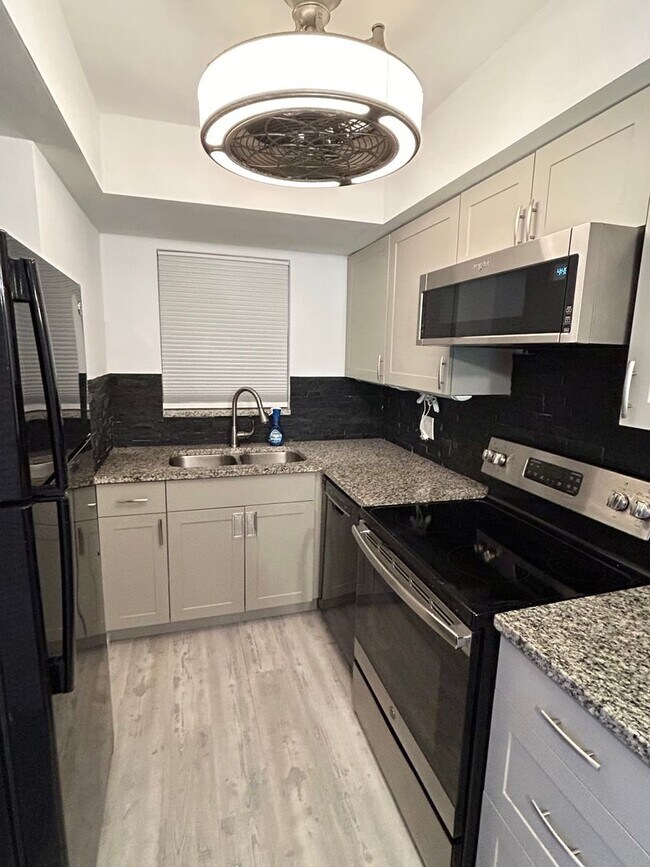 Building Photo - Updated 1 Bed/1.5 Bath Near the Beach! Great Amenities