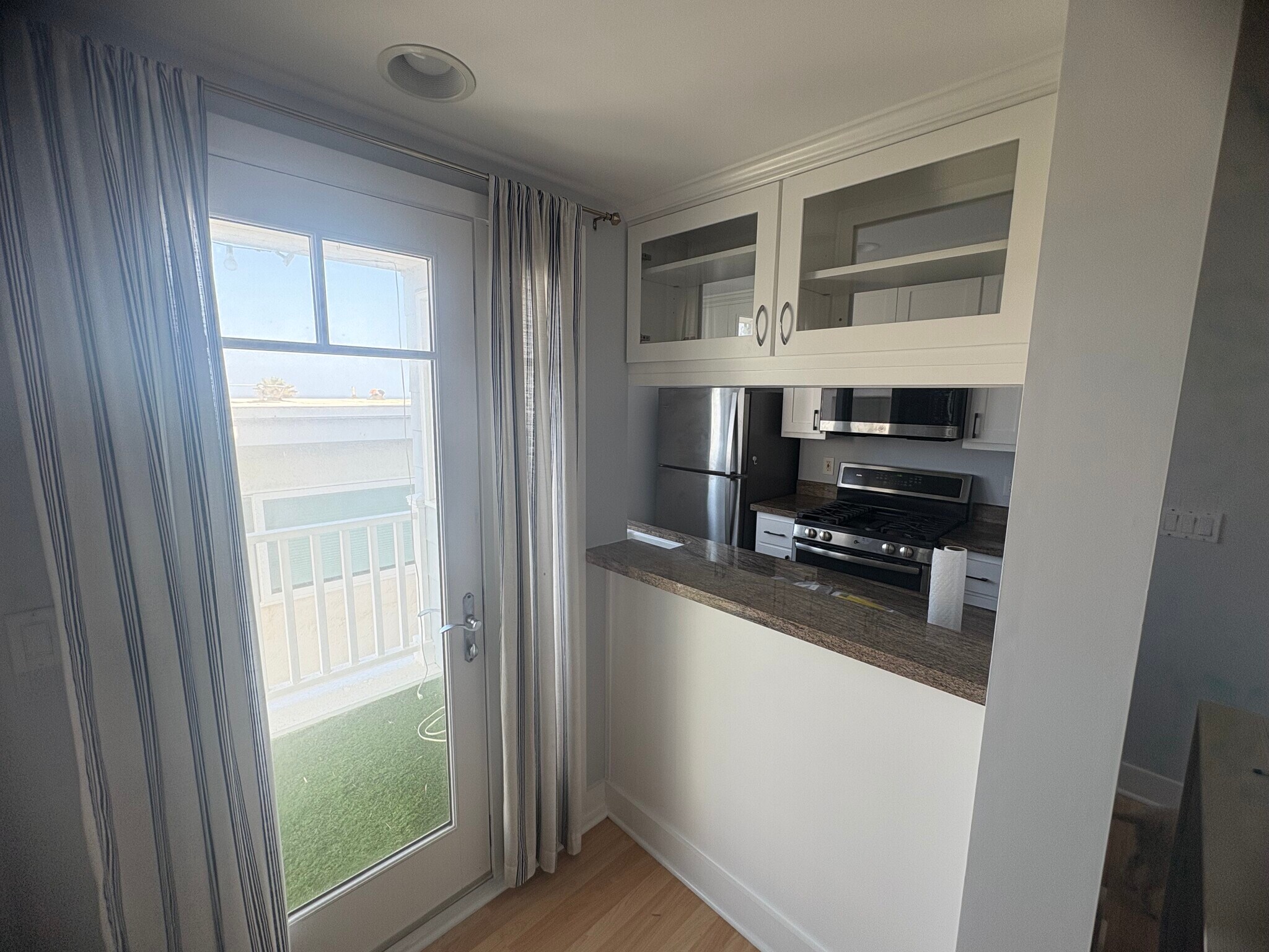 Living Area/Breakfast Bar - 121 31st Pl