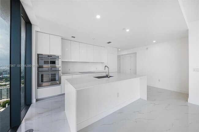 Building Photo - 700 NE 24th St