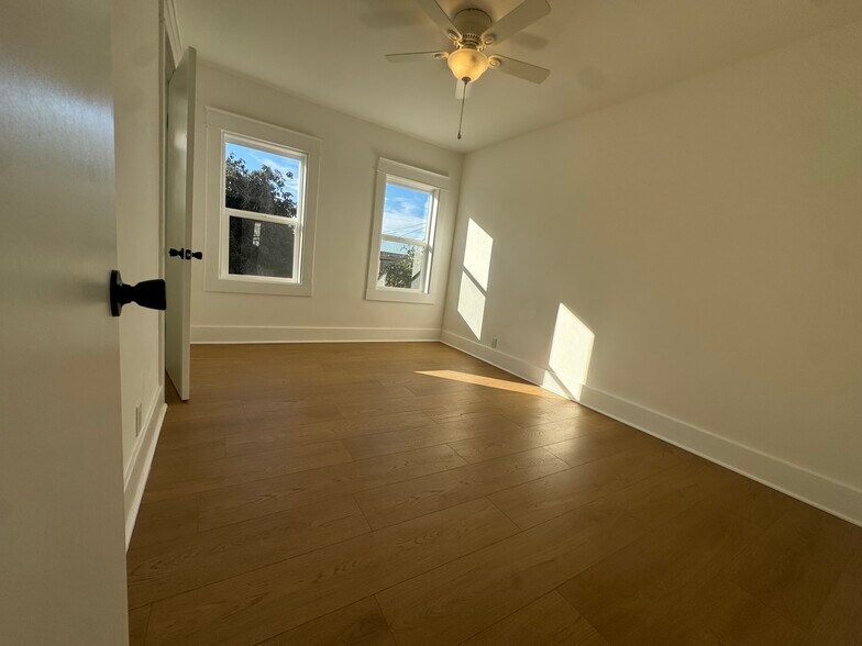 Building Photo - 5319 S Hoover St