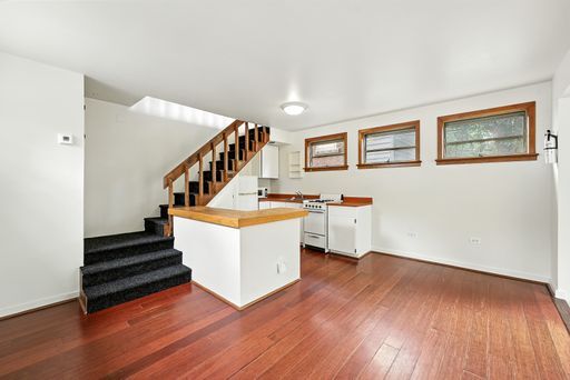 Building Photo - Walk to Cheeseman from this Large 1 Bed 1 ...