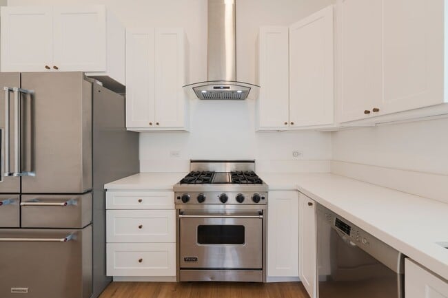 Building Photo - Warm & Inviting Hawthorne Home!