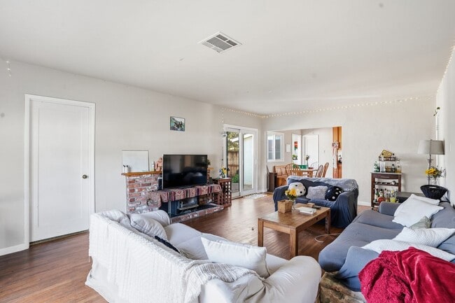 Building Photo - 811 Mission St