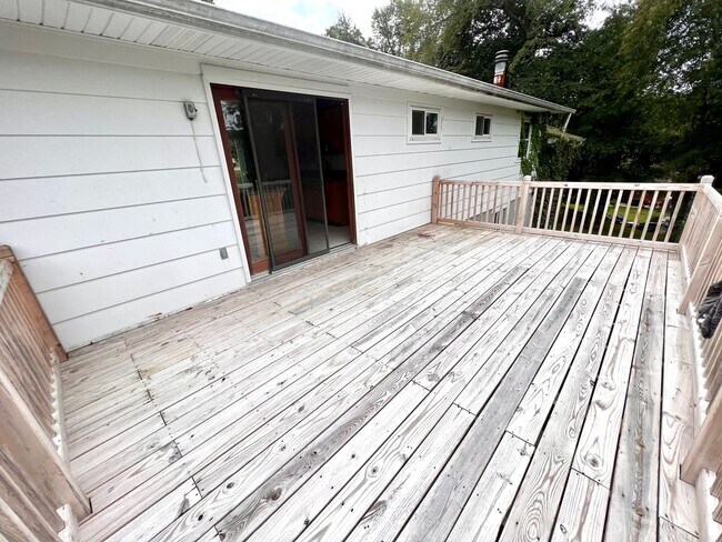 Building Photo - 3 Bed 2 Bath- Hopewell Township Pa!