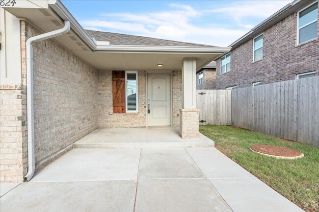 Building Photo - Nearly Brand New in Moore