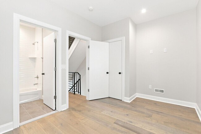 Building Photo - 2647 Latona St