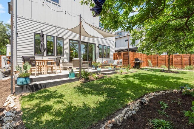 Building Photo - 1217 1/2 W 39th St