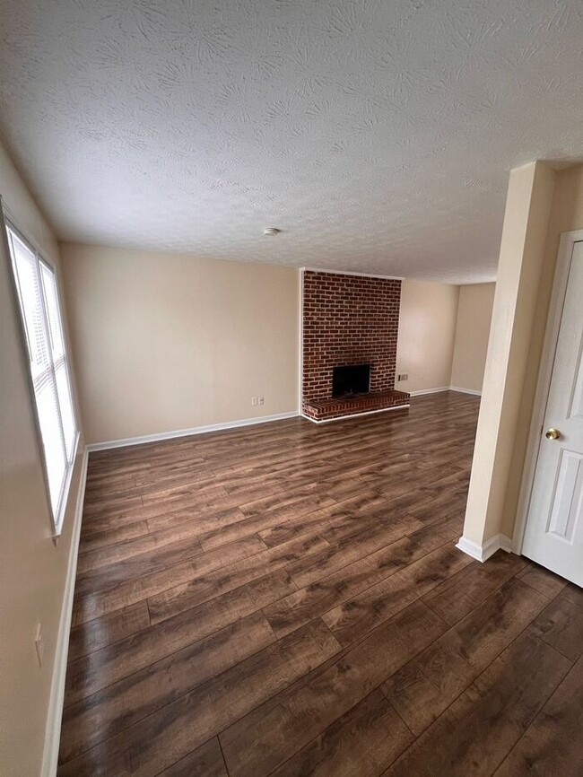 Building Photo - Three Bedroom Townhome Unit