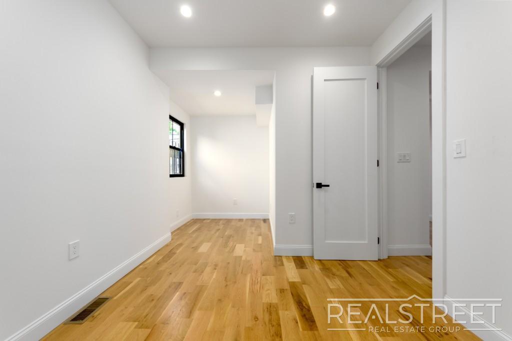 Building Photo - 3 Bed 2 Bath with W/D & Terrace!